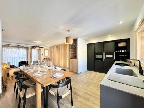 a kitchen and dining room with a table and chairs at Chalet N°5 - CHALET PRESTIGE 9 P. PROCHE PISTES-Tout inclus MAE-4253 in Vars