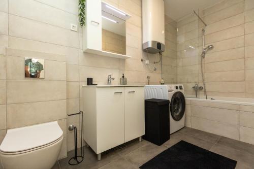 Yuki 2BR apt w balcony and parking near old town