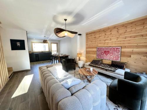 a living room with a couch and a table at Chalet N°5 - CHALET PRESTIGE 9 P. PROCHE PISTES-Tout inclus MAE-4253 in Vars