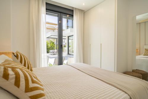 Un dormitorio con una cama y una ventana grande. en Vera Vida, en Vera