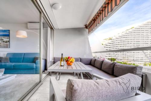 un salon avec un canapé et une table dans l'établissement A dream getaway by the sea, à Villeneuve-Loubet