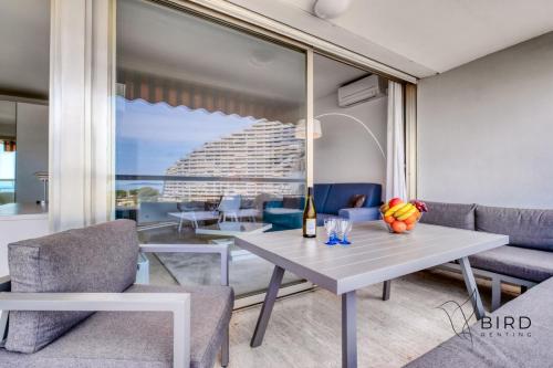 un salon avec une table et un canapé dans l'établissement A dream getaway by the sea, à Villeneuve-Loubet