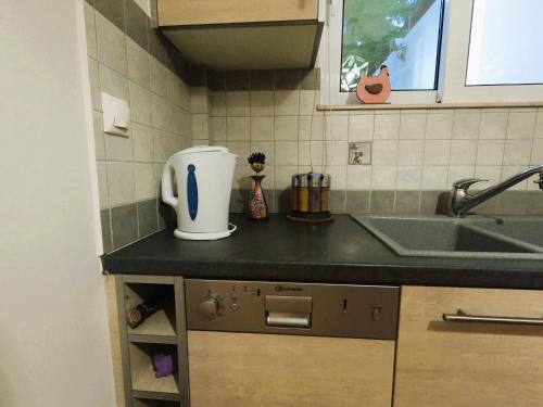 Φωτογραφία από το άλμπουμ του Stylish 2BR Semi-Basement- Cozy & Family-Friendly Retreat στο Λουτράκι