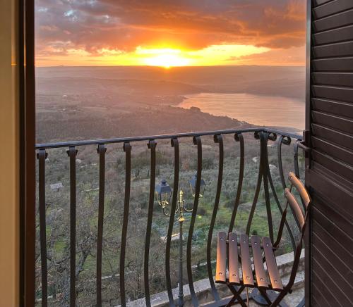 un tramonto dal balcone di una casa con panchina di Al Panorama Civitella del Lago a Civitella Del Lago