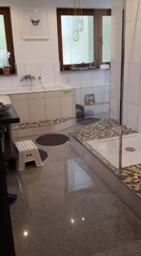 La salle de bains est pourvue d'un lavabo et d'un banc. dans l'établissement appartement nimes rue sainte-catherine 2 pièces, à Nîmes