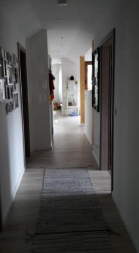 un couloir vide menant à une chambre dans l'établissement appartement nimes rue sainte-catherine 2 pièces, à Nîmes