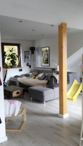 un salon avec deux lits et un canapé dans l'établissement appartement nimes rue sainte-catherine 2 pièces, à Nîmes