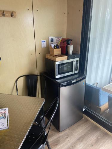 a microwave oven sitting on top of a table at Flotel Montebello in Montebello