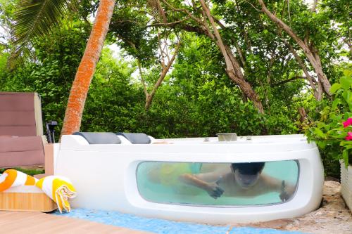 a tv with a person in a swimming pool at Serenity by the Sea in Juan de Acosta