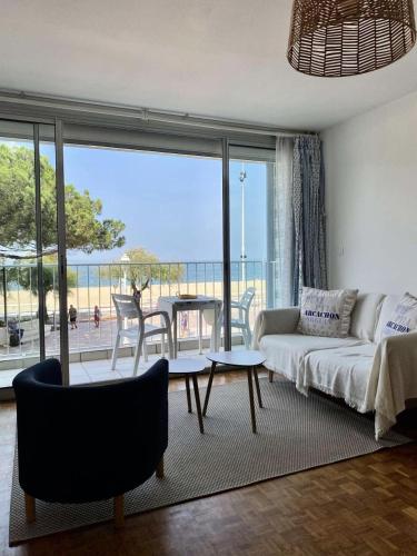 un salon avec un canapé et une table dans l'établissement Résidence Mogador - Arcachon - T1 avec balcon et vue mer MAE-7071, à Arcachon