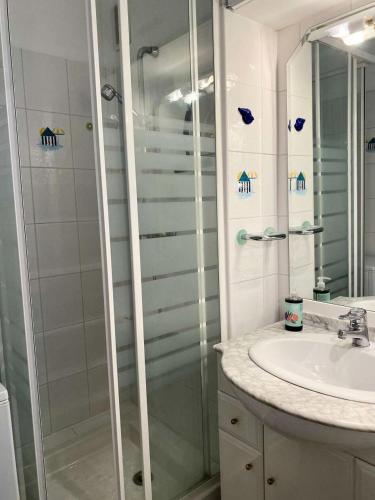 une salle de bain avec douche et lavabo dans l'établissement Résidence Mogador - Arcachon - T1 avec balcon et vue mer MAE-7071, à Arcachon