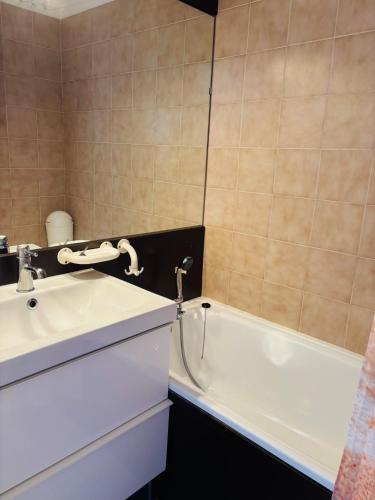 une salle de bain avec un lavabo et une baignoire dans l'établissement Studio Kamarina, à Sanary-sur-Mer