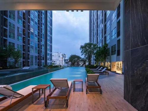 The swimming pool at or close to The BASE Central Pattya 网红公寓-无边泳池
