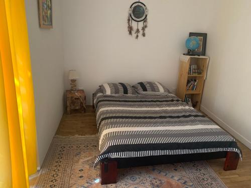 une chambre avec deux lits dans le coin d'une pièce dans l'établissement Maison de village, à Belvès