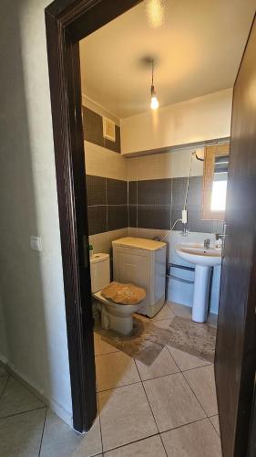 a bathroom with a toilet and a sink at Appartement 2ch salon 2sdb 75m2 avec piscine in Bouznika