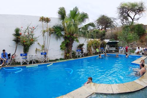 un groupe de personnes se baignant dans une grande piscine dans l'établissement Hotel Bristol, à Termas de Río Hondo