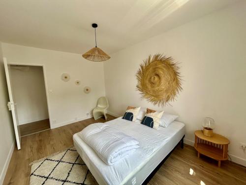 une chambre avec un lit dans une pièce dans l'établissement Maison de Coeur - Futuroscope, à Jaunay-Clan