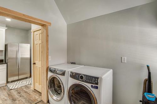 Η κουζίνα ή μικρή κουζίνα στο Family Home with Mountain Views in Circleville!