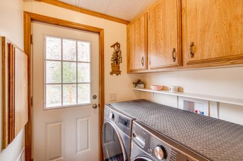 Dapur atau dapur kecil di Creekside Cabin with Deck and Views in Panguitch!