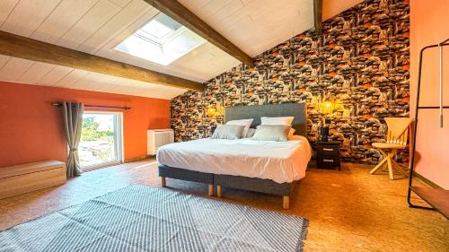 - une chambre avec un lit et un mur recouvert de bûches dans l'établissement Loft haut de gamme avec jacuzzi à Trélévern, à Trélévern