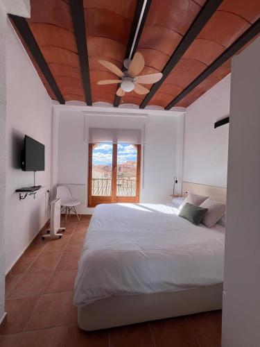 a bedroom with a bed and a ceiling fan at Casa Cardona in Móra d'Ebre
