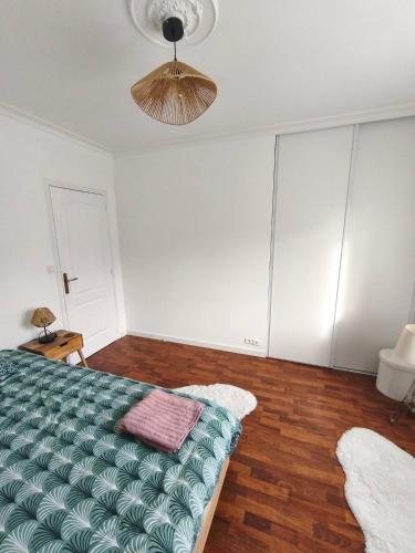 une chambre avec un canapé vert et un plafond dans l'établissement Chambre cosy dans une élégante maison à Pornic, à Pornic