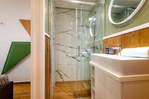 Ένα μπάνιο στο Villa Royal Green Three