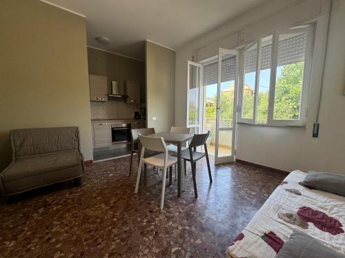 A kitchen or kitchenette at HS Easy holiday home