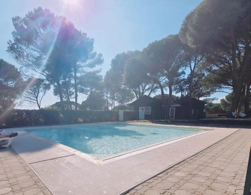- une piscine dans une cour arborée dans l'établissement Charmant Appartement climatisé - Wifi, à Saint-Raphaël