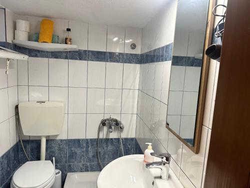 マクリにあるBlue Panorama Emeraldのトイレと洗面台のある小さなバスルーム