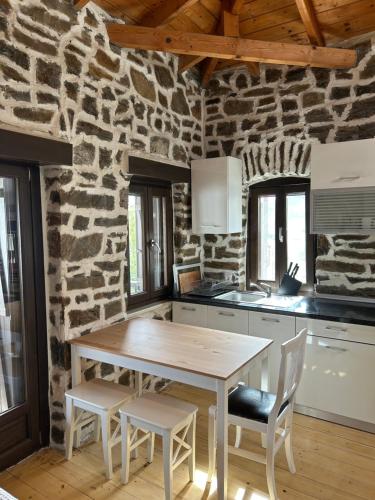 Η κουζίνα ή μικρή κουζίνα στο Lara´s house