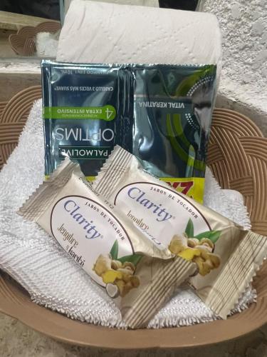 two bags of toothpaste and towels on a plate at Suite para 4 personas in Acapulco