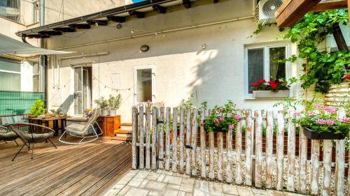 Μπαλκόνι ή βεράντα στο Tanny Boho Housy na pešej zóne s 2 parkovacími miestami