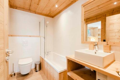 a bathroom with a sink and a toilet and a tub at Le Chaberton - Les Tanières de Montgenèvre - Appartement 6 à 8 personnes front de neige in Montgenèvre