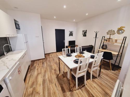 une cuisine et une salle à manger avec une table et des chaises dans l'établissement rep - 1a, à Millau