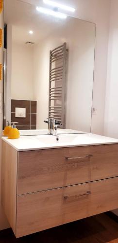 une salle de bain avec un lavabo et un miroir dans l'établissement 3 Liberte- 3rd, à Saint-Affrique