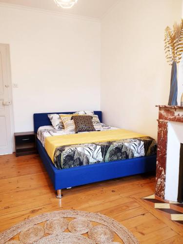 - une chambre avec un lit bleu dans l'établissement Sadi Carnot - 3A, à Millau