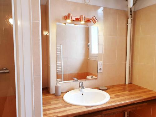 une salle de bain avec un lavabo et un miroir dans l'établissement Sadi Carnot - 3A, à Millau