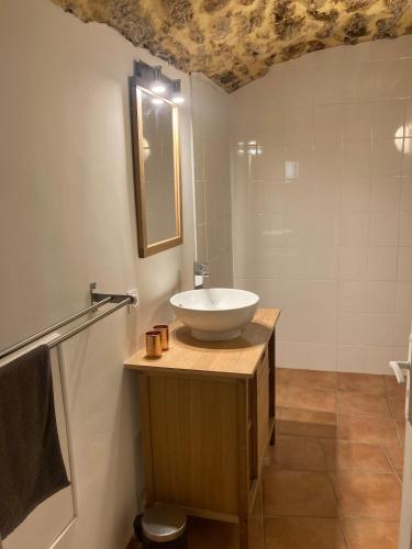 une salle de bain avec un lavabo et un miroir dans l'établissement Old house, close to Uzès, à Argilliers