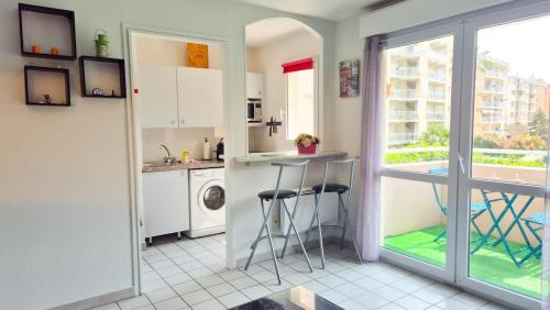une cuisine avec un comptoir, un évier et une fenêtre dans l'établissement Appartement 2P, balcon, parking proche mer, à Nice