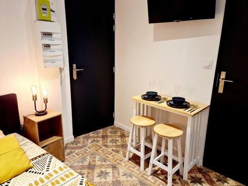 - une petite cuisine avec deux tabourets dans une pièce dans l'établissement Rep - 2C, à Millau