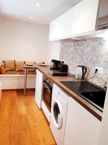 Il comprend une cuisine équipée d'un lave-linge, d'un sèche-linge et d'un canapé. dans l'établissement Sadi Carnot - 1B Studio, à Millau