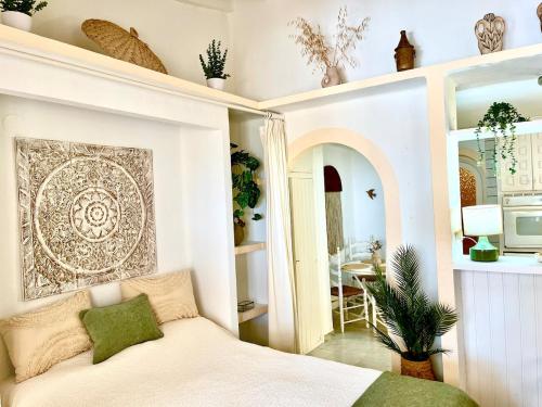 Katil atau katil-katil dalam bilik di mediterranean studio with sun terrace and sea view