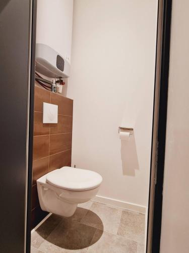 une salle de bain avec des toilettes blanches dans une chambre dans l'établissement Rep - 2B, à Millau