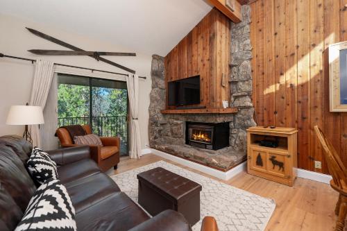 Una sala de estar con un sofá y una chimenea. en Pool, Hot Tubs, Sauna, Hiking from the Property, On Free Bus Route, en Winter Park