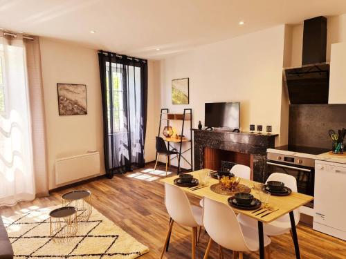 une cuisine avec une table et des chaises dans une pièce dans l'établissement Rep - 3B, à Millau