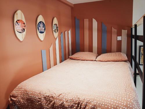 - une chambre avec un lit avec des planches de surf sur le mur dans l'établissement chez Nino le surfer Globe- trotteur, à Toulouse
