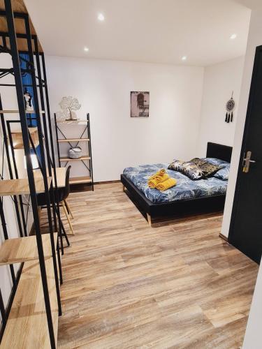 une chambre avec un lit et un escalier à l'intérieur dans l'établissement Rep - 1B, à Millau