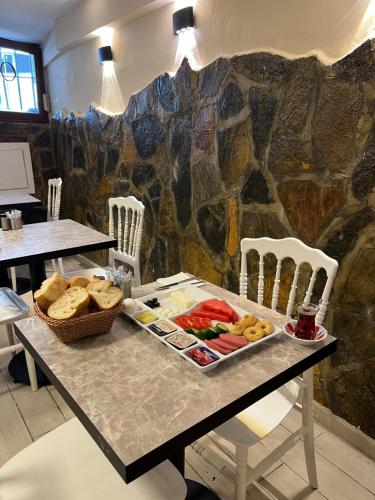 een tafel met een dienblad met eten erop bij Taksim Dora Hotel in Istanbul