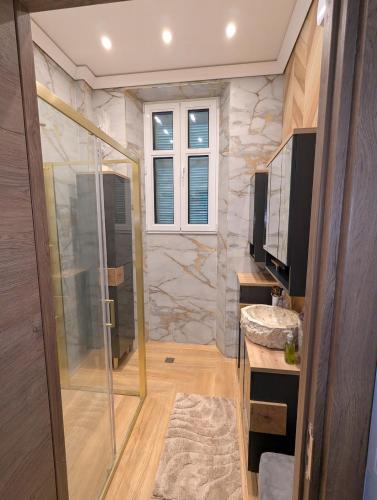 une salle de bain avec douche et lavabo dans l'établissement Cosy T4 walk to Center, Festivals,Congress,Beach, à Cannes